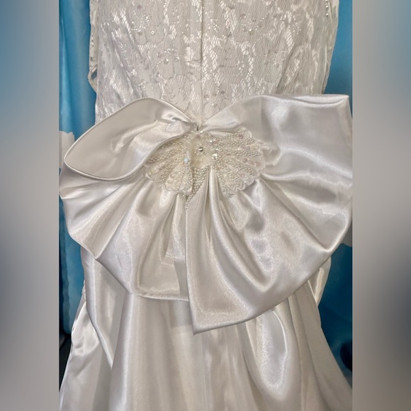 Vintage Beaded puff sleeve wedding gown with train, true size 6. - Picture 11 of 16